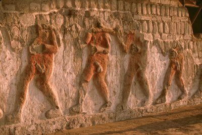 En fris av nakna fångar från Moche på Huaca Cao Viejo-väggarna i El Brujo...., 2005 (foto) av Ira Block