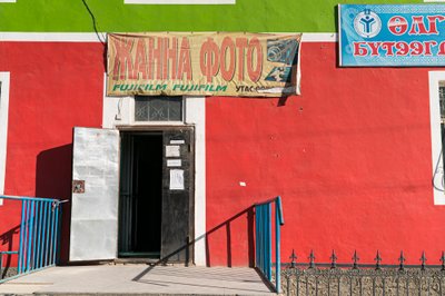 En scen i staden Ã-lgii, huvudstad i Bayan-Ã-lgii Aimag i Mongoliet, l..., 2016 (foto) av Ira Block