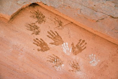 Anasazi-handavtryck, forntida klippkonst som hittades i Grand Gulch, Utah. av Ira Block