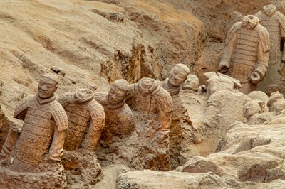 På Terra Cotta Warrior Museum, scener av de olika krigarna i Pit 1-området, 2009 (foto) av Ira Block
