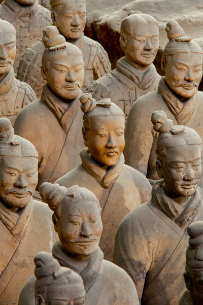 På Terra Cotta Warrior Museum, scener av de olika krigarna i Pit 1-området, 2009 (foto) av Ira Block