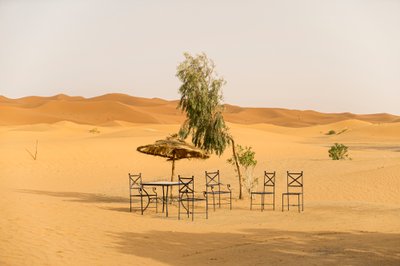 Ökenscener nära ett hotell i Erg Chebbi, Merzouga, Marocko, 2014 (foto) av Ira Block