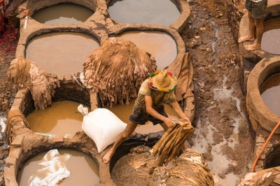 Färgning av hudar på garveriet Chouara i Fes, Marocko, 2014 (foto) av Ira Block