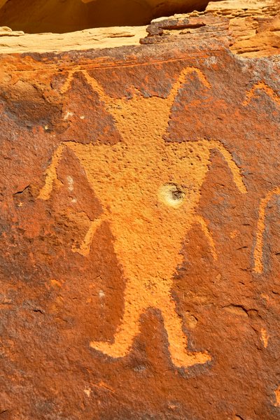 Nära Vernal, UT vid McKee Springs, Fremont-petroglyfer som visar krigare som håller troféhuvuden. 2005 (foto) av Ira Block