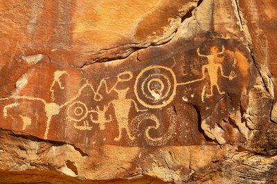 Nära Vernal, UT vid McKee Springs, Fremont-petroglyfer som visar krigare som håller troféhuvuden. 2005 (foto) av Ira Block