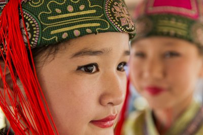 Porträtt av en ung flicka klädd i Deel, mongolisk traditionell klädsel vid Naadam i ..., 2013 (foto) av Ira Block