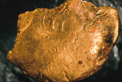 Dyrbar last från 1500- och 1600-talen som hittats i skeppsvrak nära kubanska vatten. De finns i en mängd olika former och storlekar i 22 karat guld. Detta är en guldbit med en stämpel från en assayers med tillstånd av kontoret för historikern i staden o av Ira Block