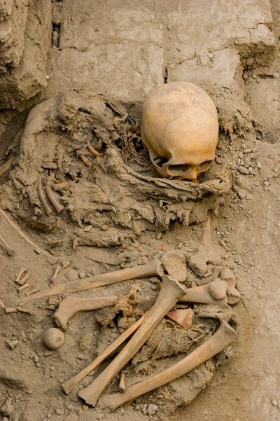 Den offrade kvinnan i begravningen med te mummu-bunt i Huaca El Brujo, 2005 (foto) av Ira Block