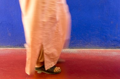 Går förbi en blå vägg i Majorelle-trädgården Jardin Majorelle i Marrakech, Marocko, 2014 (foto) av Ira Block