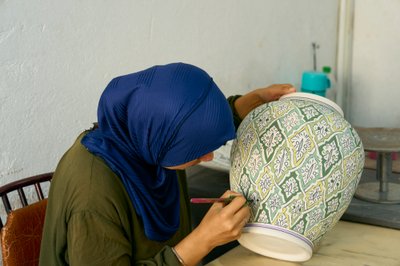 Kvinna i arbete på keramikfabrik i Fez, Marocko, 2022 (foto) av Ira Block