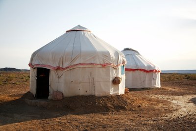 Yurter vid de färgade stenarna för turister nära Wu Cai Wan-campingen i Gobi de..., 2007 (foto) av Ira Block