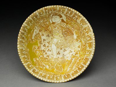 Skål med ryttare och Pseudo-Kufic Insription (fritware med överglasyr i lyster) av Iranian School