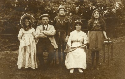 Familj klädd i snygg klänning av Irish Photographer
