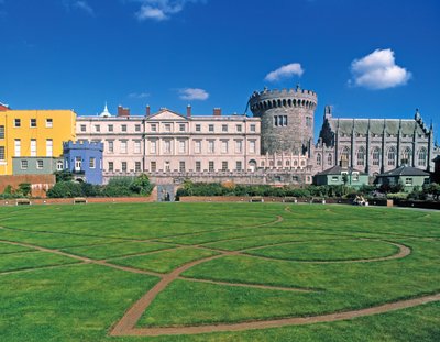 Dublin Castle, utsikt från trädgården av Irish School