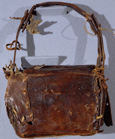 MS CCC 282 The Corpus Christi Book Satchel or Budget, sedd bakifrån, irländsk, c.1120-30 (läder) av Irish School
