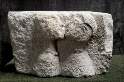 Iberic Art: the Kiss of Osuna (Beso de Osuna) Högrelief av kalksten som representerar en man och en kvinna som kysser - Järnålder II, Dim. 13,5x24x20 cm - Madrid, Arkeologiska museet - Kiss of Osuna - Kalkstensrelief (H. 13,5x24x20 cm), 300-talet f.Kr., av Iron Age