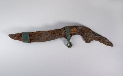 Stor kniv med rester av slidan, troligen från Sopron, Ungern, järnålder (järn och trä) av Iron Age