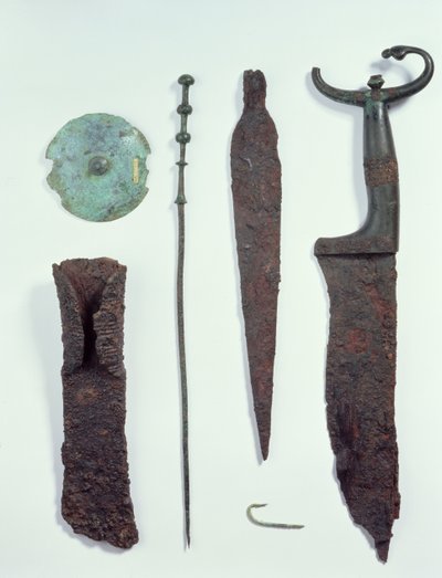 Uppifrån och ner: Kniv, spjuthuvud, fiskekrok, klädnål, bältesskiva och yxa, alla hittade i mansgravar i Hallstatt, järnålder. av Iron Age