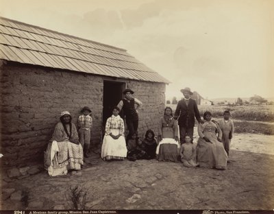 En mexikansk familjegrupp, Mission San Juan Capistrano, Kalifornien,1880 (foto) av Isaiah Taber