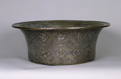Bassäng med namnet Sultan Al-Malik Al-Adil (1143-1218) Ayyubidperiod, 1238-40 (silver och koppar) av Islamic School