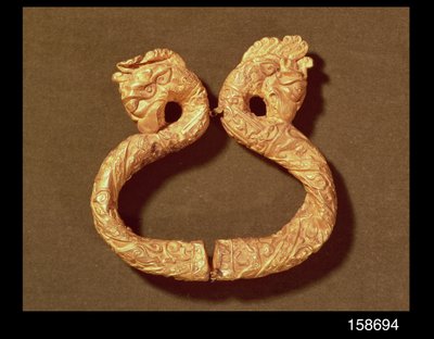 Armband med två monsterhuvuden, 1300-1400-tal (trä) av Islamic School