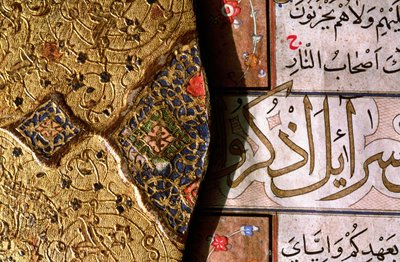 Detalj av de invecklade guld- och lapis lazuli-belysningarna och arabeskdesignerna med thulth- och naskh-skript på ett koranomslag av Islamic School