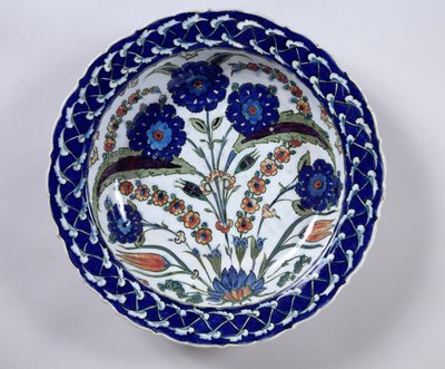 Fat med en blomdekor, Iznik (keramik) av Islamic School