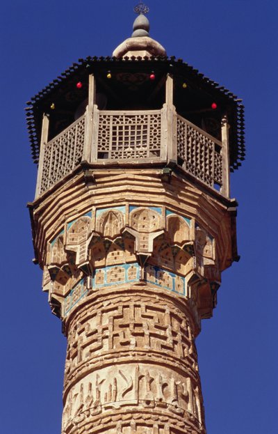 Genomarbetat tegelverk på toppen av Semnan-minareten (tegelsten) av Islamic School