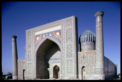 Fasaden på Shirdar Madrasa, Timurid-perioden, Rigestan Square, ca 1619-35 av Islamic School
