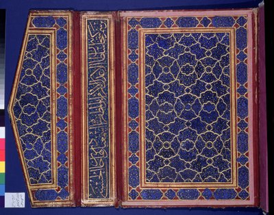 Insidan av ett koranfodral med thulth-inskription på bindet (läder) (se 181735) av Islamic School