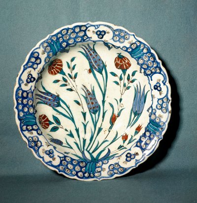 Islamisk konst: dekorerad keramisk tallrik från Iznik (nuvarande Nicee) i Turkiet. 1500-talet. Sevres, National Museum of Ceramic av Islamic School