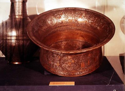 Mamlukskål, känd som Baptistery of St. Louis, från Egypten (koppar) av Islamic School