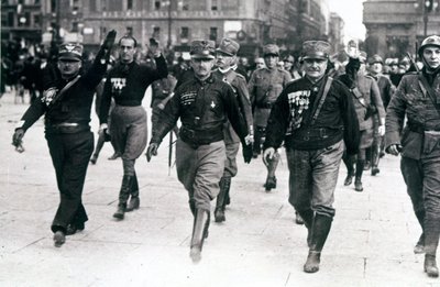 Svarta skjortor Walking on Rome av Italian Photographer