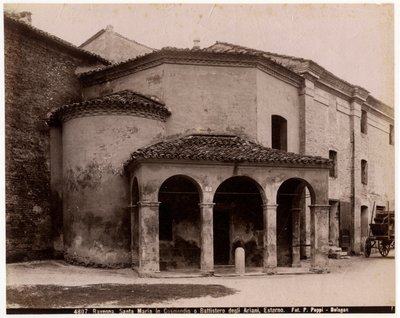 Ekalesia a St Mary i Cosmedin po o le Baptistery of Arians, Ravenna, Emilia-Romagna, Italia, ata na pueina e Pietro Poppi, Bologna, ca 1900swed av Italian Photographer