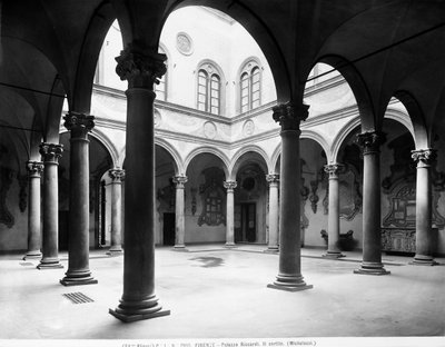 Gården till Palazzo Medici Riccardi, Florens, Italien, ca 1890 (s/v foto) av Italian Photographer