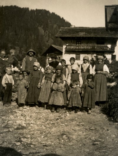 Familj framför hus, Aostadalen, Italien 1900-1910 av Italian Photographer