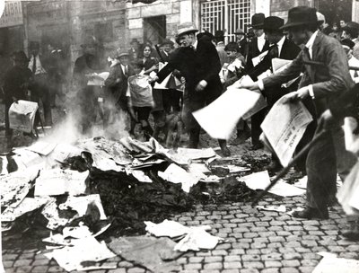 Fascistiskt team bränner socialistiska tidningar "Il Paese" efter att ha ödelagt belägringen av Italian Photographer