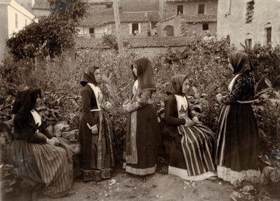 Grupp av kvinnor i traditionella dräkter i trädgård, Sardinien, Italien av Italian Photographer
