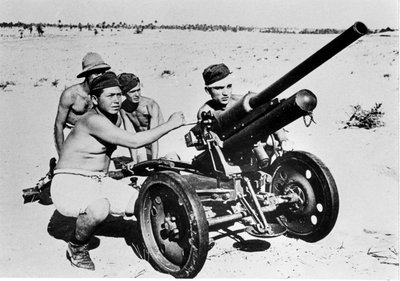 Italiensk antitank i den libyska öknen. 1941. av Italian Photographer