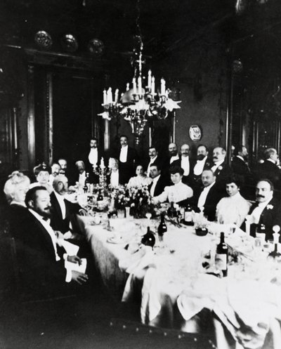 Lunch på Casa Sonzogno, bland gästerna är det möjligt att känna igen Francesco Cilea, Pietro Mascagni, Umberto Giordano, Carlo Romussi, Arturo Colautti, Amintore Galli och Edoardo Sonzogno, Milano av Italian Photographer