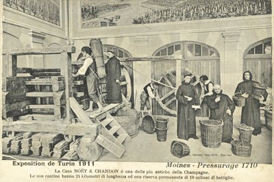 Munkar som pressar champagnedruvor 1710, ställer ut på Turin International Exhibition, Italien av Italian Photographer