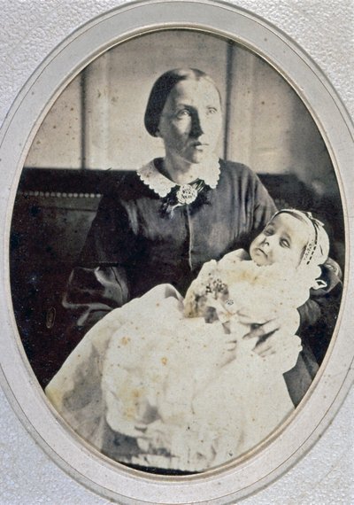 Post mortem porträtt av en liten flicka som hölls av sin mor, ca 1855 (s/v foto) av Italian Photographer