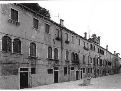 Rad av hus på Calle Riello, Venedig av Italian Photographer