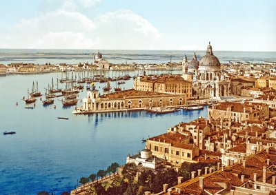 Santa Maria della Salute från Campanile Tower på St. Marks Square, Venedig, pub. c.1900 av Italian Photographer