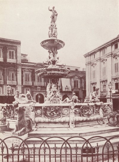 Sicilien: En fontän i Messina (svartvitt foto) av Italian Photographer