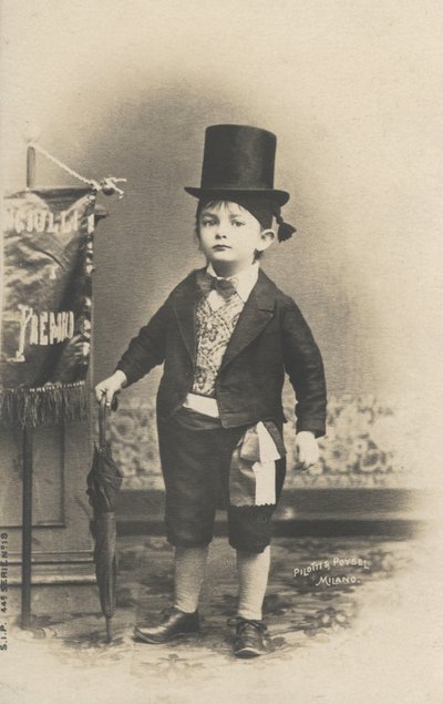 Liten pojke i kostym (s/v foto) av Italian Photographer