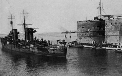 Taranto, The S Marco lämnar det lilla havet (s/v foto) av Italian Photographer