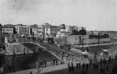 Taranto, stängd svängbro och gamla stan (s/v foto) av Italian Photographer