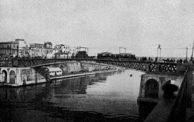 Taranto, stängd svängbro och gamla stan (s/v foto) av Italian Photographer