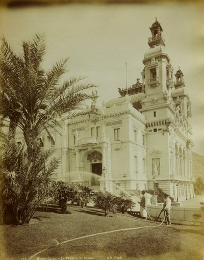 Teatern ansluten till kasinot i Montecarlo. I förgrunden utsikt över trädgården prydd med palmer av Italian Photographer